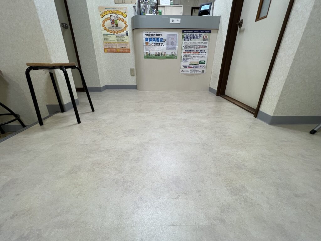 病院の待合室の床をタイルカーペットからフロアタイルへ・内装リフォーム事例