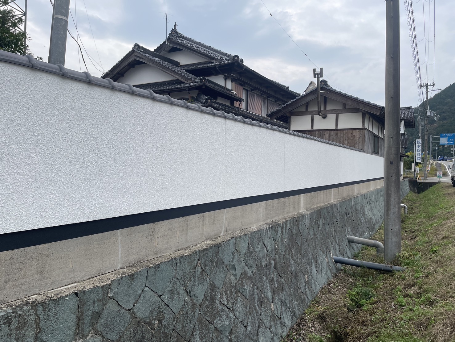 外塀のひび割れや黒ずみも、補修＆塗装で一気に解消！職人仕上げの漆喰補修にも注目 | 豊岡市で外壁塗装/リフォームならこうのとりリフォームへ！