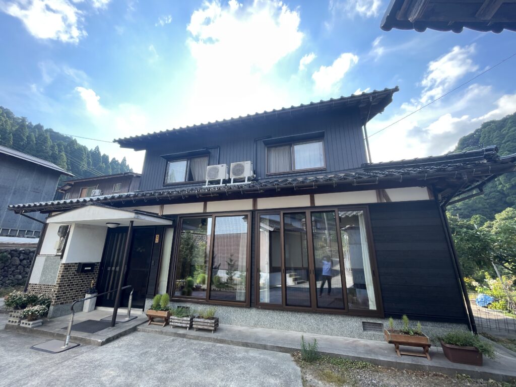 スタイリッシュな黒の外壁で一新!伝統的な佇まいから現代的な住まいへ