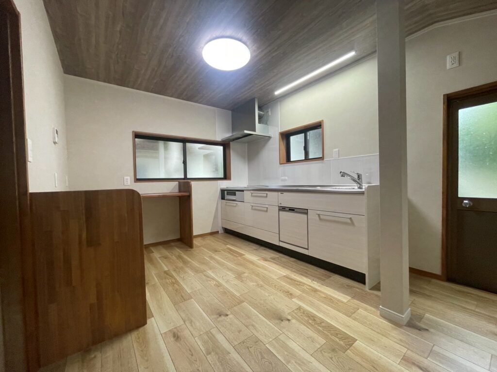 料理が楽しくなる広々キッチンへ！雨漏りの不安も解消したキッチン交換＆屋根カバー工事