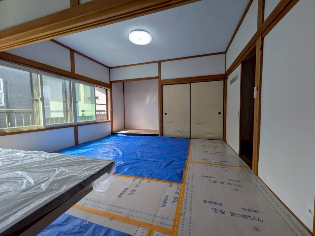 土壁がポロポロ落ちるストレスから解放！ベニヤ×クロスで仕上げる和室リフォーム