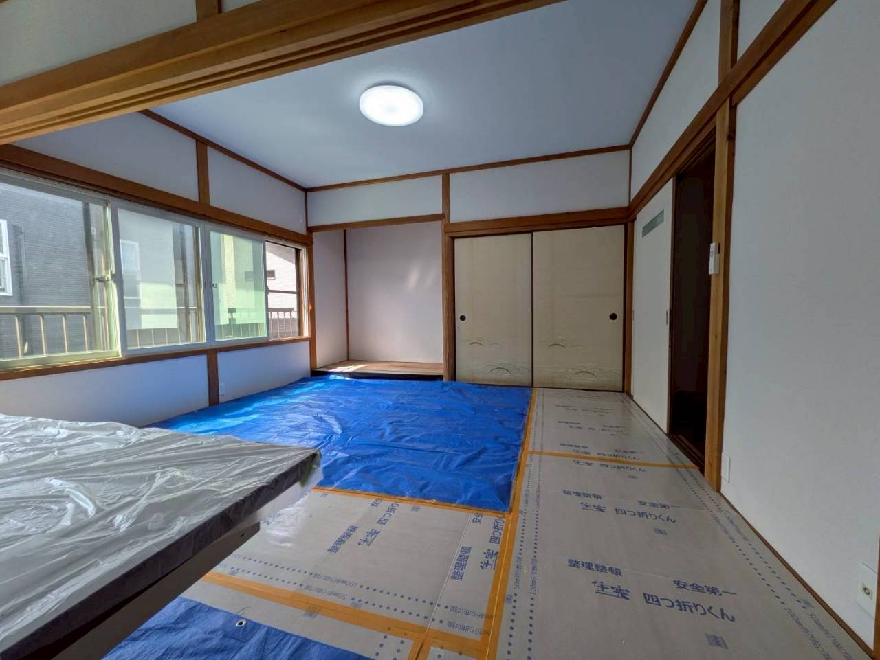 土壁がポロポロ落ちるストレスから解放！ベニヤ×クロスで仕上げる和室リフォーム