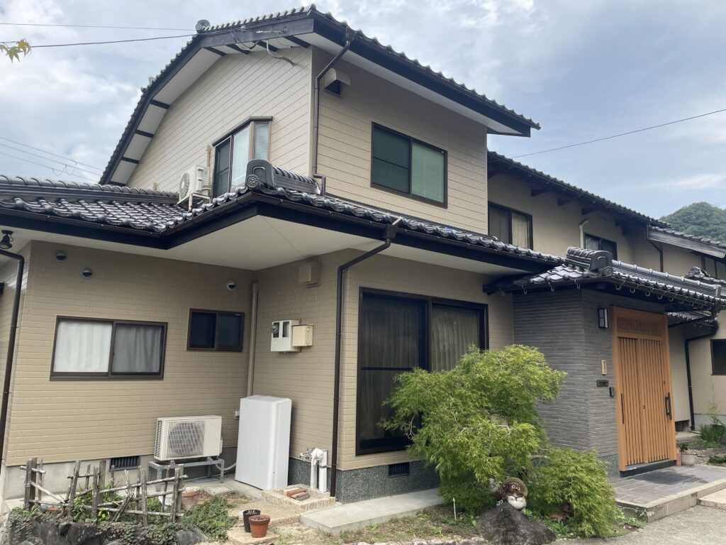 外壁塗装＆雨樋交換で“落ち着きのある佇まい”へ。色選びにこだわった住まいの再生リフォーム