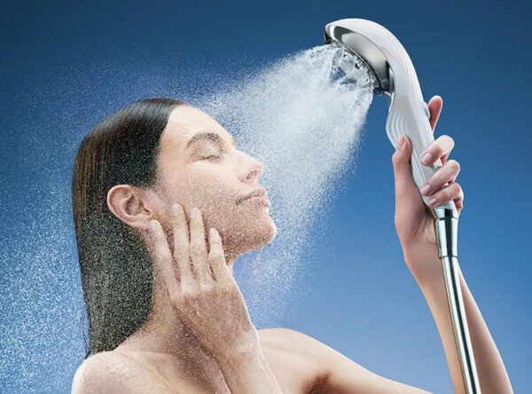 シャワーをあびる