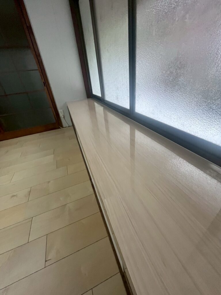 奥行きも幅もある窓側のカウンター