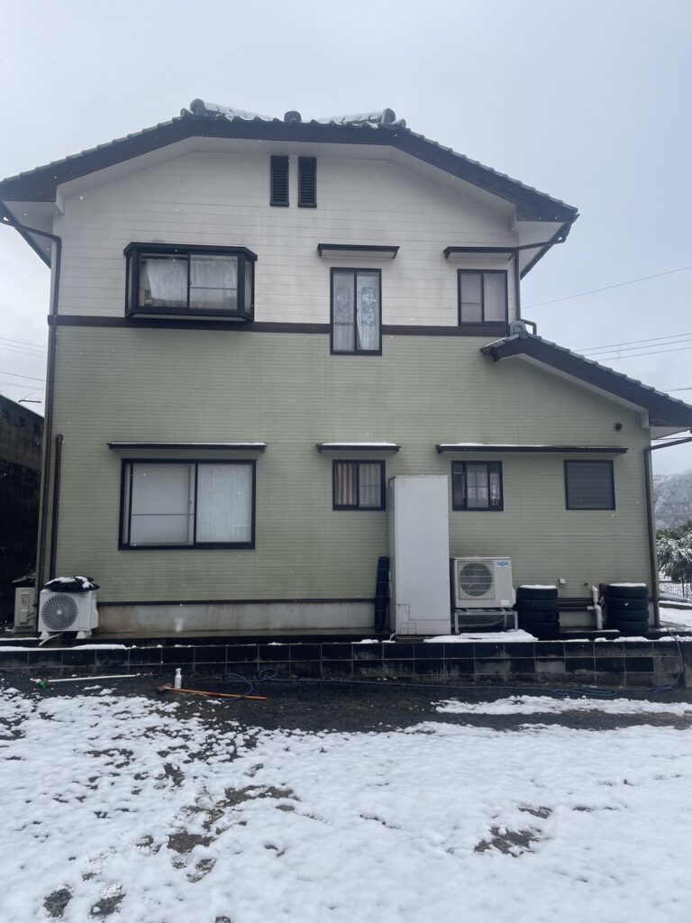 外壁の黒ずみや汚れが落ち、建物全体がすっきりとした印象に