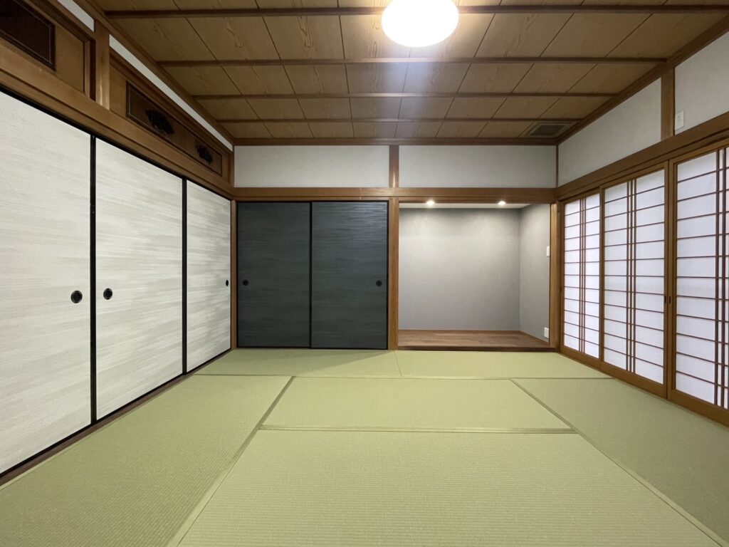 押入れ部分を改修し、床の間のような落ち着いたスペースに