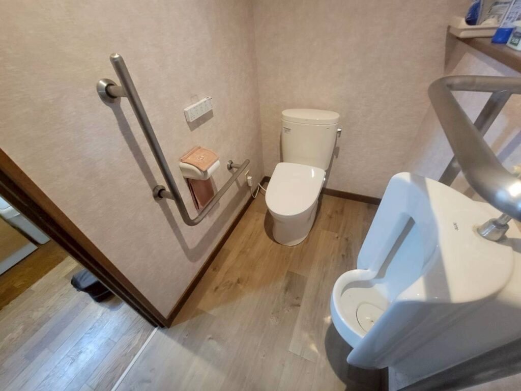 TOTO「アプリコット」を取り付けた後のトイレ空間