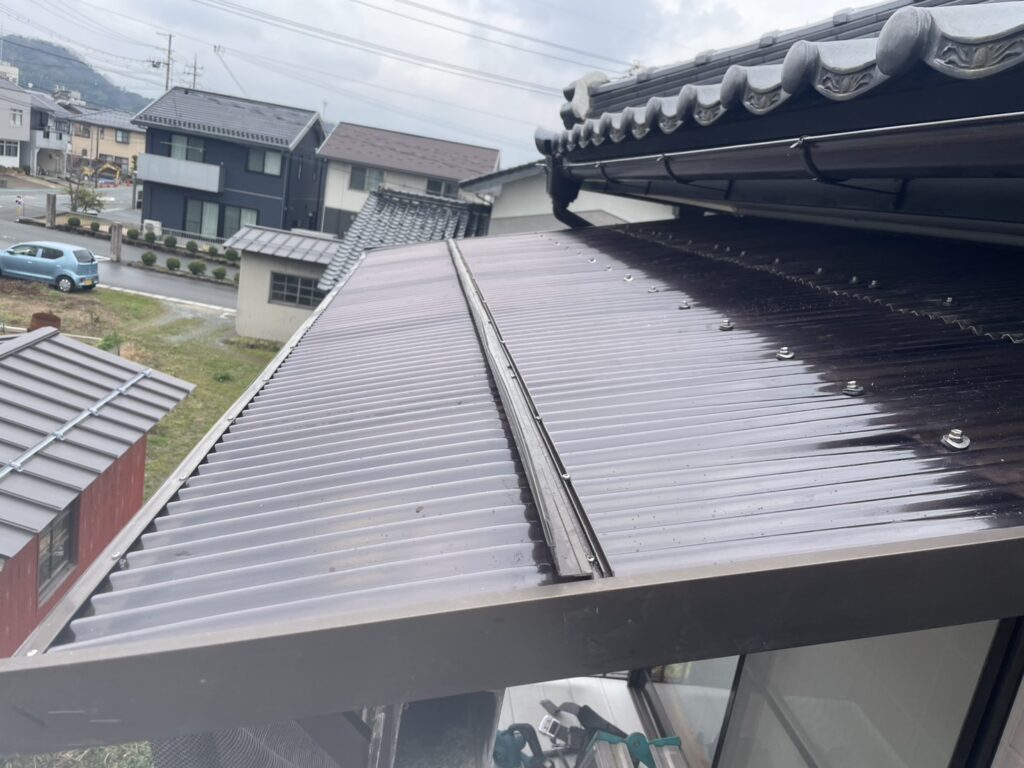 雪で割れた屋根をピカピカ安心補修！ポリカ屋根張り替え工事