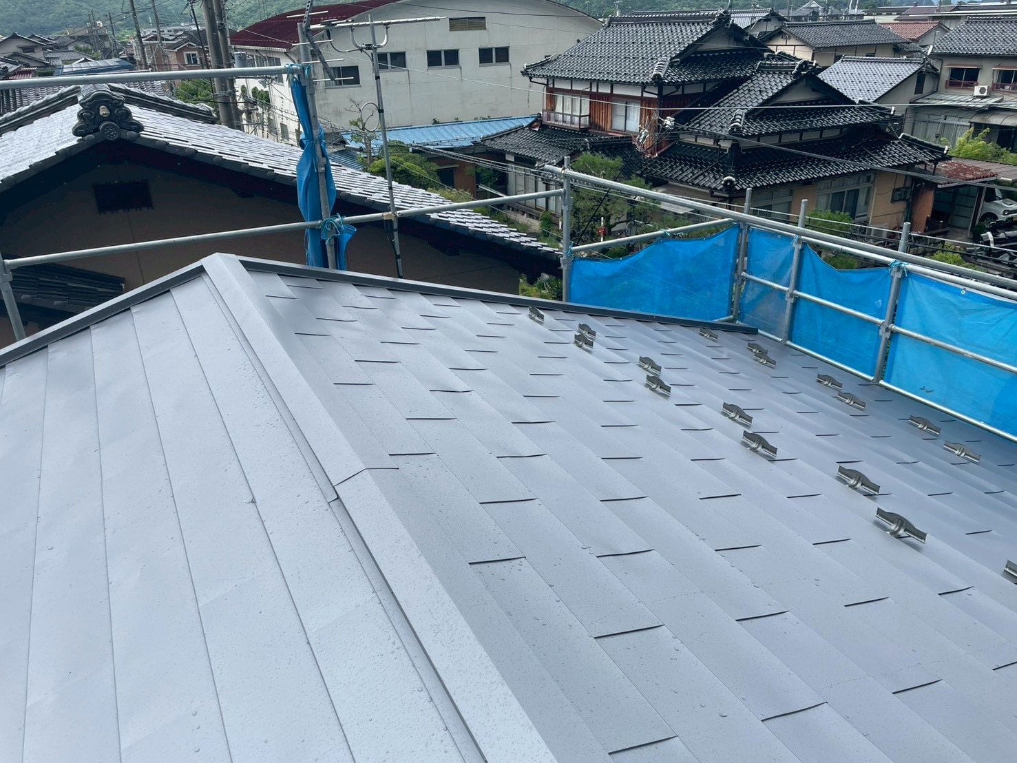 傷んだ屋根をすっぽりカバー！工期と工費を抑えた屋根リフォーム