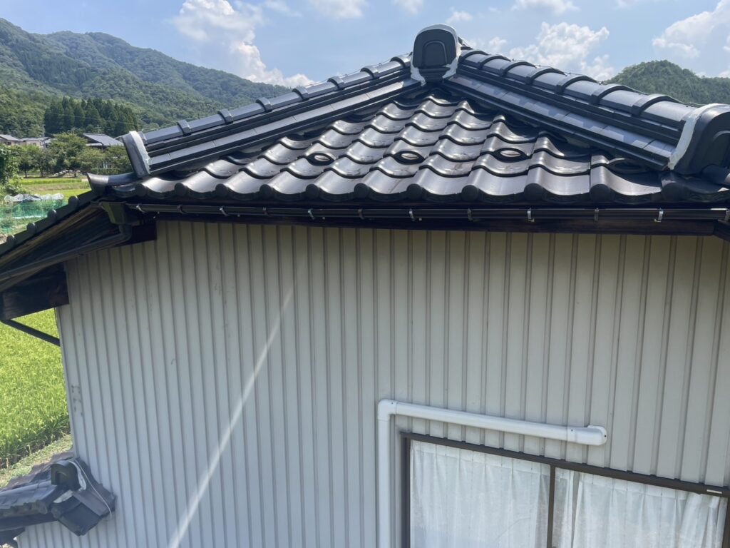 屋根点検で傷みを発見！瓦をサッと差し替え、雨どいもすっきり一新