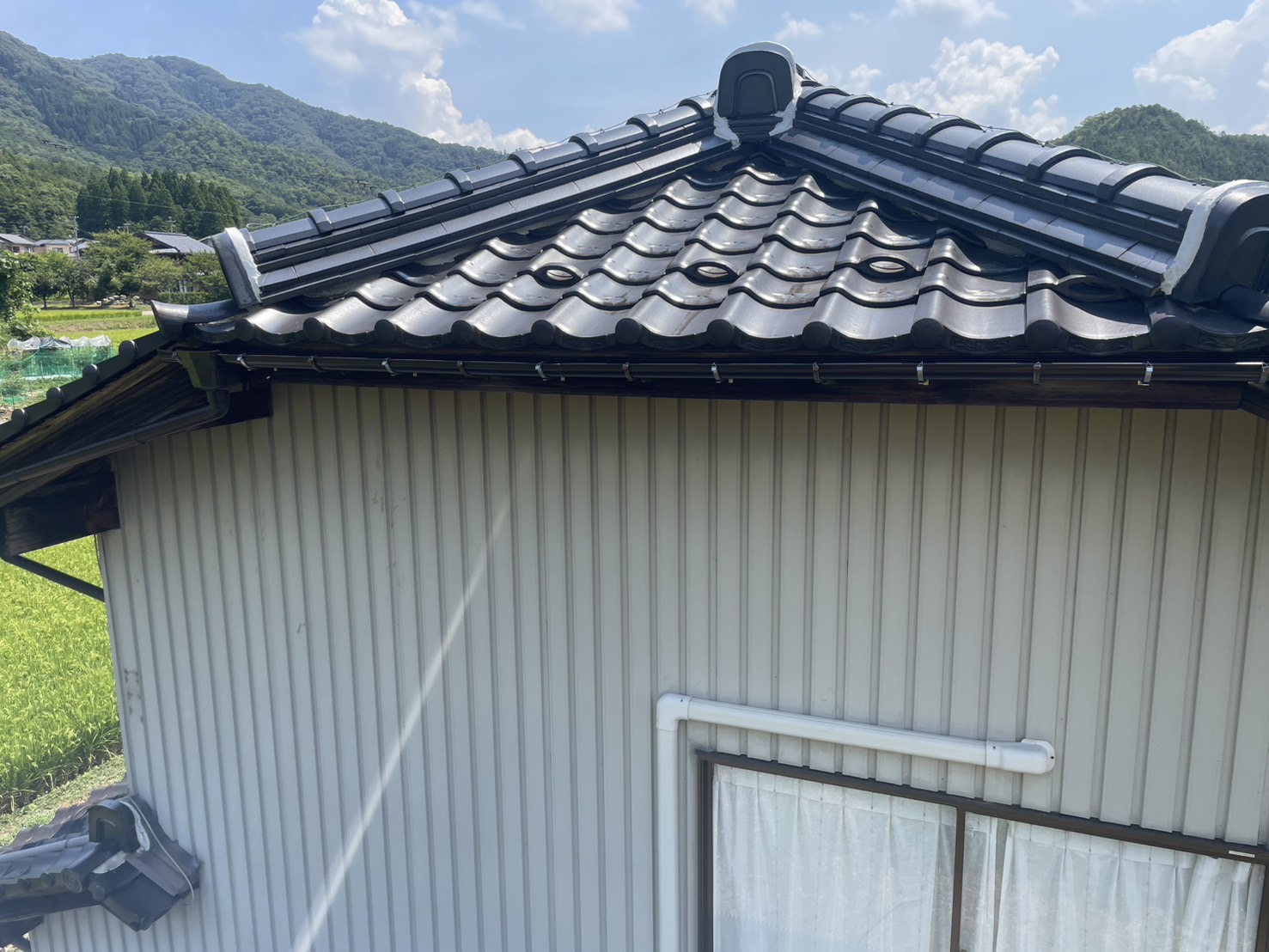 屋根点検で傷みを発見！瓦をサッと差し替え、雨どいもすっきり一新