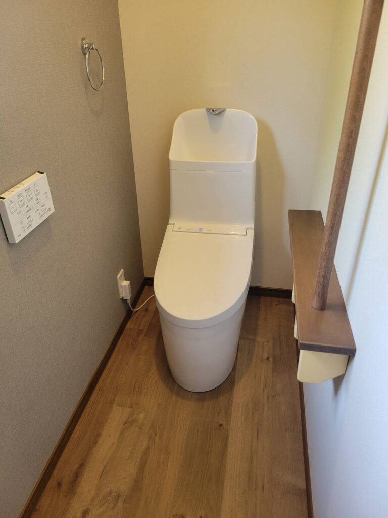 古くなったトイレをまるごと一新！アクセントクロスで落ち着きのある空間へ